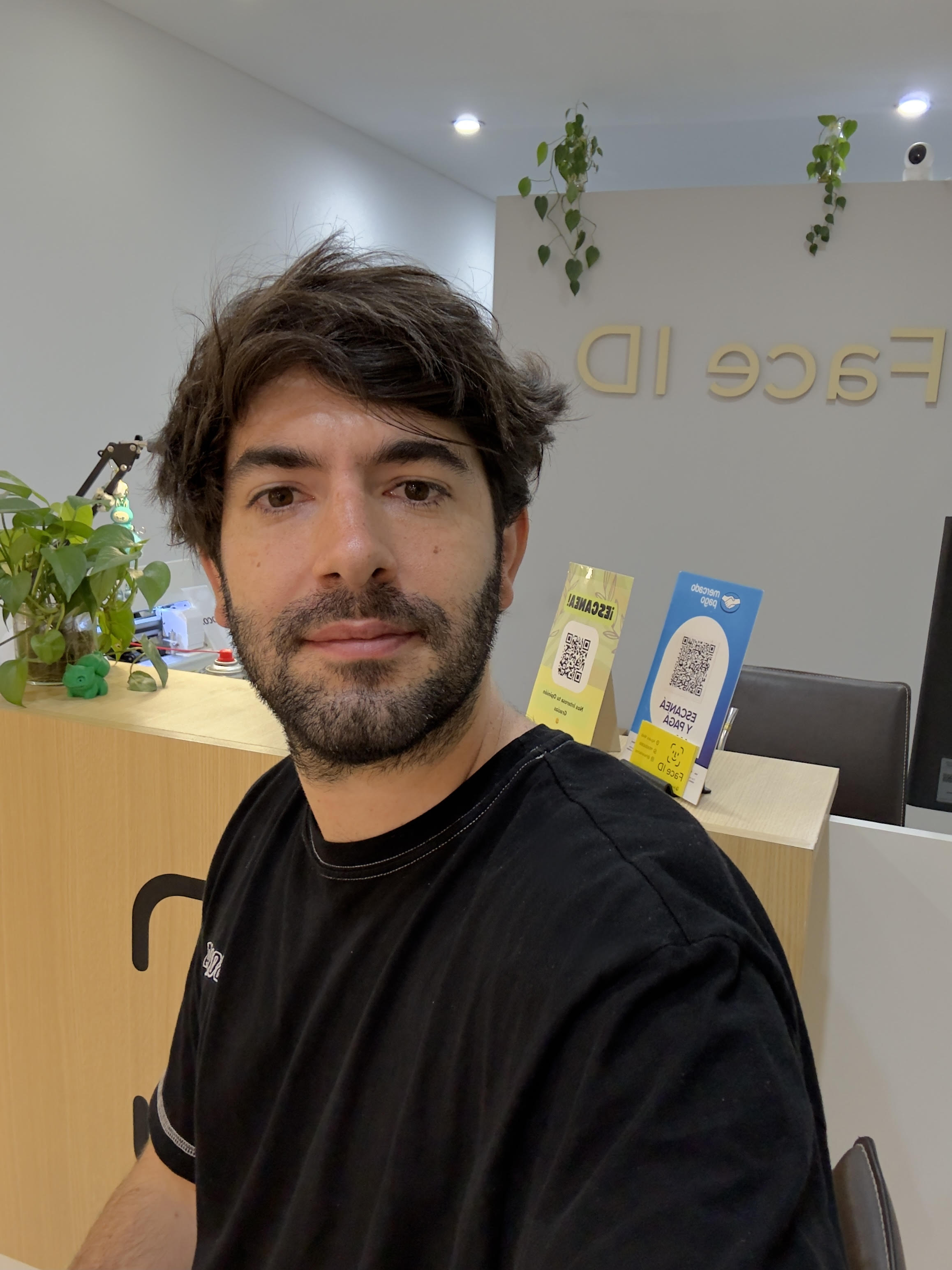 Pablo, fundador de FACE ID, en el local